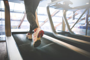 Lee más sobre el artículo ¿Qué máquina debo usar en un gimnasio para bajar de peso?